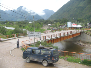 El puente sobre el ro Chontabamba a Nueva
                        Berna