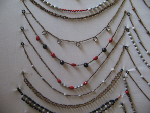 Collares en
                          semillas, primer plano