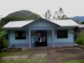 Aqu� est�n Francisco, la enfermera Alicia
                          y la psic�loga Sonya a la entrada de la
                          estaci�n medicinal