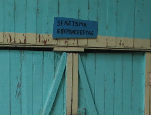 Das Haus mit Kunsthandwerk (artesan�a)
                          von Josefa, das T�rschild in
                          Yanesha-/Amuesha-Sprache: "Seretsma
                          Shepsheresyac"