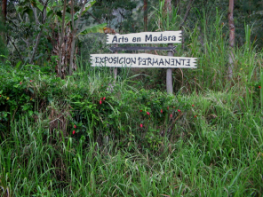 Una
                          placa indica una exposici�n de madera