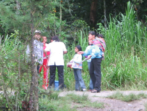Mama yanesha con bebe en la
                                    espalda