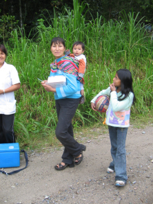 Mama yanesha con bebe en la
                                    espalda, primer plano
