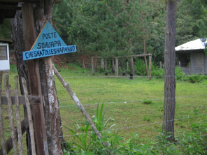 La placa a la entrada del hogar
                                    de la infanciaen idioma yanesha /
                                    amuesha en Tsachopen