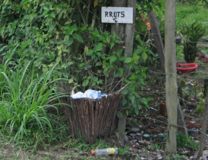 Placa de
                          basura "rrots" (yanesha: basura)
