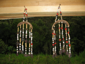 Traumfänger
aus Samen und einem Stück runder Schale, mit
Blitz Traumfänger aus Samen und einem Stück
runder Schale, mit Blitz