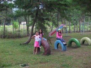 Yanesha-Kinder auf dem
Kindergartenspielplatz von
Tsachopen 02 Yanesha-Kinder auf dem
Kindergartenspielplatz von
Tsachopen 02