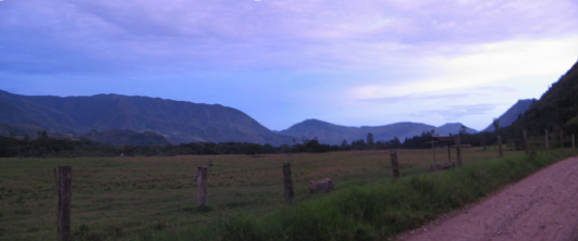 Das Bergkettenpanorama s�dlich von Oxapampa
                        mit Abendhimmel, Panoramafoto