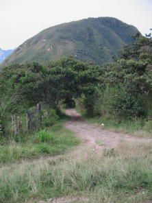 La bifurcaci�n del camino al puente
                            colgante
