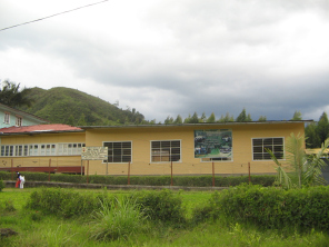 Quillaz (Quillazu), casa con placa
                        referente a una reforestacin