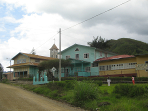 Quillazu, Hausgruppe mit Kirche