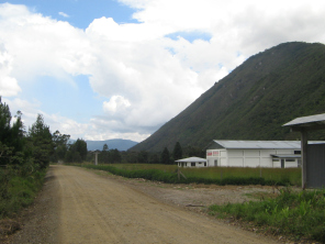 Fabrik im Feld an Weganfang