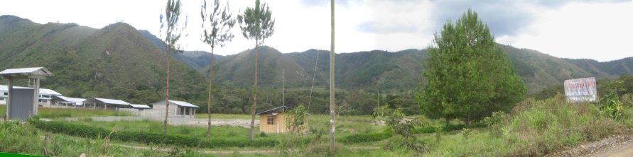Der Weganfang beim Fabrikgel�nde, mit den
                      Baumgestalten und der alten, leeren Tafel,
                      Panoramafoto
