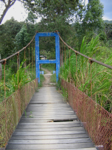 L�cher im Boden der H�ngebr�cke,
                        abgebrochene Schwellen