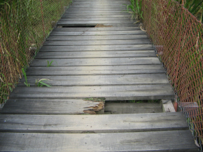 L�cher im Boden der H�ngebr�cke,
                        abgebrochene Schwellen, Nahaufnahme