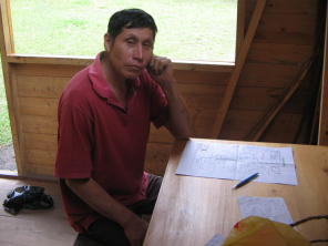 Francisco Espiritu mit der Karte