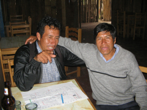 Luis und Marcial Ortiz Espiritu mit der Karte