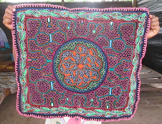 Shipibos Kunsthandwerk 02: Stickerei
                              mit Ayahuasca-Herz