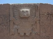 Tiahuanaco, dios creador Wiracocha
                                en la puerta del sol