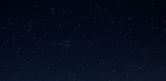 Cielo con estrellas - cada estrella tiene
                          apr. 10 planetas con 1 Tierra, extraterrestres
                          vuelan entre las estrellas
