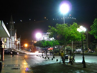 Arica, Plaza Col�n, vista al cerro Morro en
                    la noche