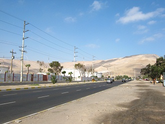Avenida Rocca, silos y cerro al
                                    fondo