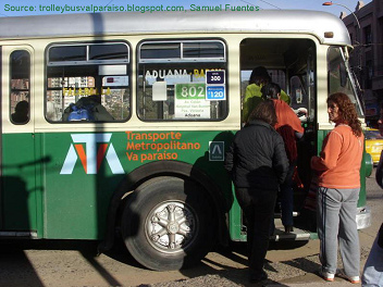 Trolleybus in Valparaiso, der Einstieg.
                            Die Trolleybusse sind aus Z�rich von der VBZ
                            [5]