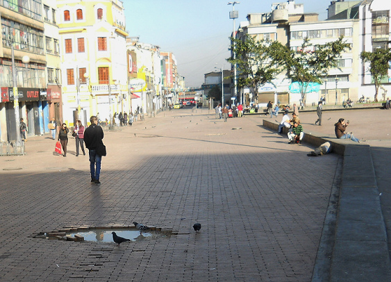 Taubenloch und Stadtschl�fer im
                Schatten der Morgensonne in Bogota in der Fussg�ngerzone
                des H�userblocks Carrera 10 / Calle 12