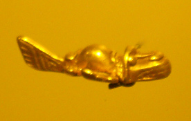 Flugzeug 03 im
                        Goldmuseum von Bogota, eines von vielen
                        Flugzeugtypen Flugzeug 01 im Goldmuseum von
                        Bogota, eines von vielen Flugzeugtypen