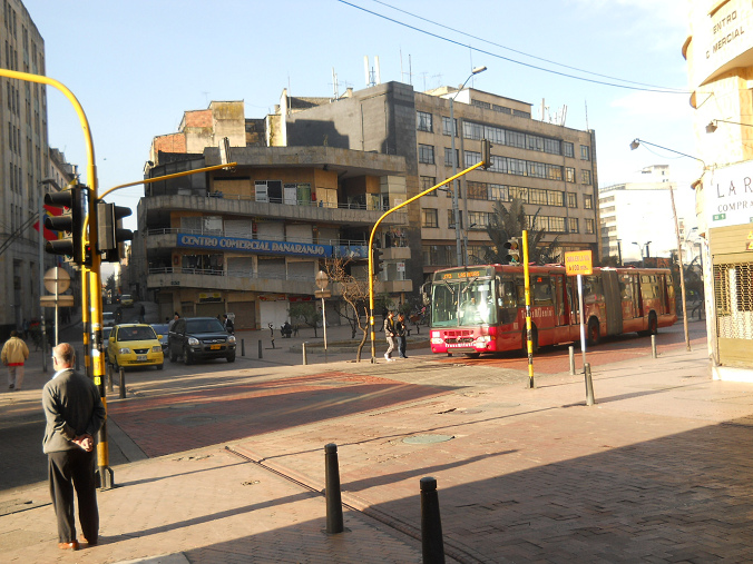 Sparbauten der 1960er Jahre mit
                Schimmelmauern (oben) und einem Schnellbus in Richtung
                "Las Aguas"