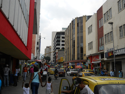 "Altstadt in Cali" ohne
                Altstadt, das schwarze Haus im Hintergrund ist ein
                Parkhaus