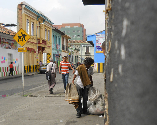 M�llsammler in Cali mit
                "Kopfsalat" auf dem Kopf