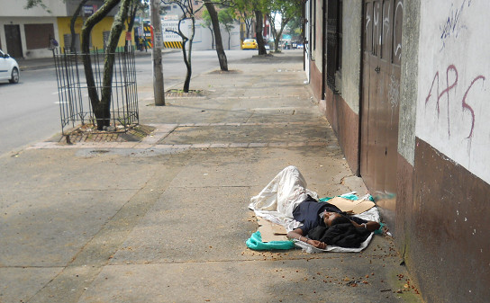 Stadtschl�fer in Cali mit Karton
                und Leintuch