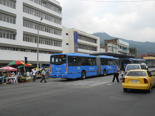 Schnellbussystem "Mio" in
                Cali, nat�rlich mit stufenlosem Einstieg, aber gleich
                daneben sind Fr�chtest�nde in der Abgase