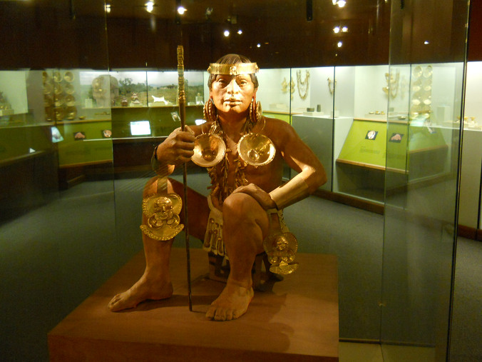 Das lebensgrosse Modell mit dem
                                angeh�ngten Goldschmuck, so wie er
                                wirklich getragen wurde