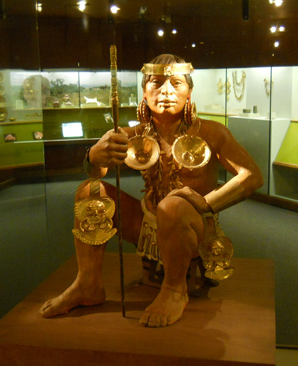 Das lebensgrosse Modell mit dem angeh�ngten
                    Goldschmuck, Nahaufnahme