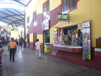 Una
                          placa indicando Internet en el terminal
                          terrestre de Chimbote