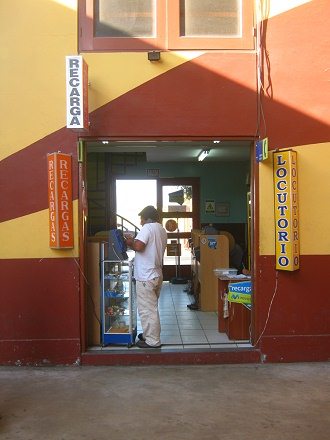 Tienda con locutorio, recarga de
                          celulares y con Internet