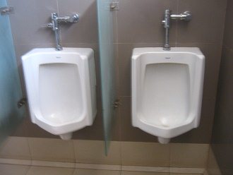 Ba�os 03, orinales limpias