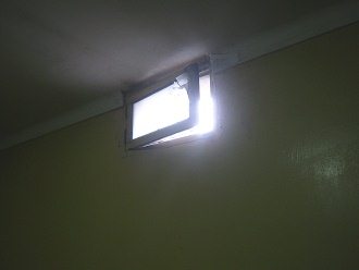 El cuarto con la ventana peque�a
                                  abierta