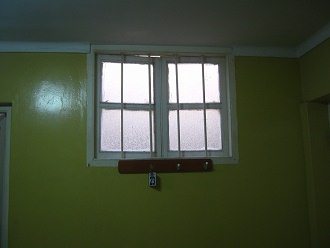 El cuarto con la ventana grande cerrada
                          con una guardarropa