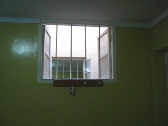 El cuarto con la ventana grande abierta
                          con una guardarropa