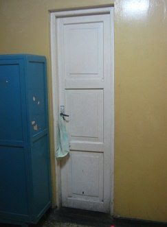 La puerta del ba�o con una
                                  toalla