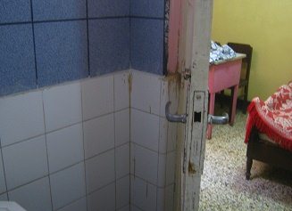 La puerta del ba�o sin chapa