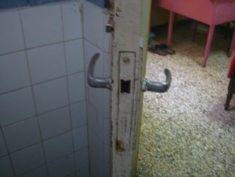 La puerta del ba�o sin chapa,
                                  primer plano