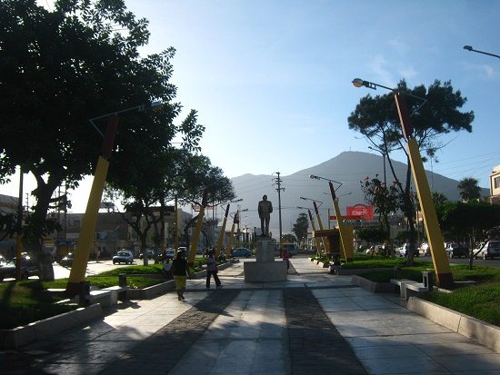 La avenida de la Torre con el cerro la
                          Paz