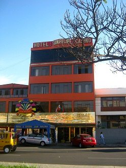 Avenida de la Torre con el hostal San
                          Felipe con un casino
