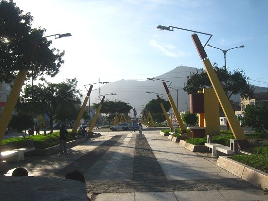 Avenida de la Torre con el monumento de
                          la empresa SiderPer� y el cerro de la Paz al
                          fondo
