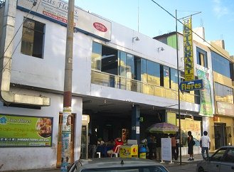 El jir�n Palacios con el restaurante
                          Flores