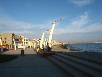 Hilera de farolas con escalera